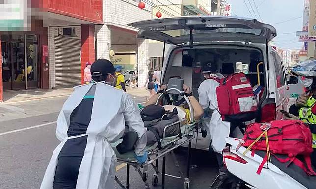 李姓男子參加田中馬拉松比賽，跑到一半休克發生倒臥民宅，救護人員趕緊施予CPR送醫。(民眾提供)