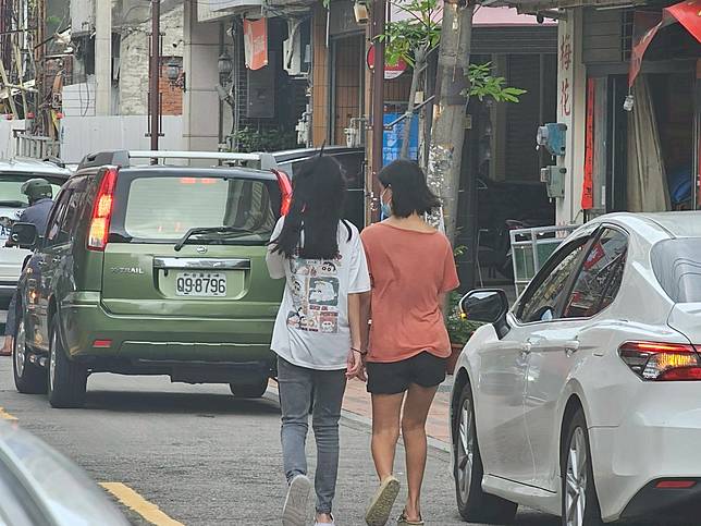 台中李姓女大學生（左）昨天和母親出席記者會，說明自己被騙過程。記者游振昇／攝影
