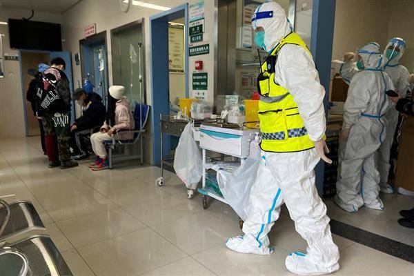 中國疫情 1月1日在武漢同濟醫院的發燒門診，保全人員穿著全套防護裝備。路透社