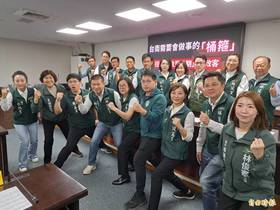 民進黨台南市長初選，台南市議會議長邱莉莉等21議員今開記者會力挺立委林俊憲。(記者蔡文居攝)