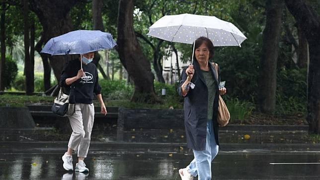 今天北部、東部天氣濕涼。資料照，陳品佑攝