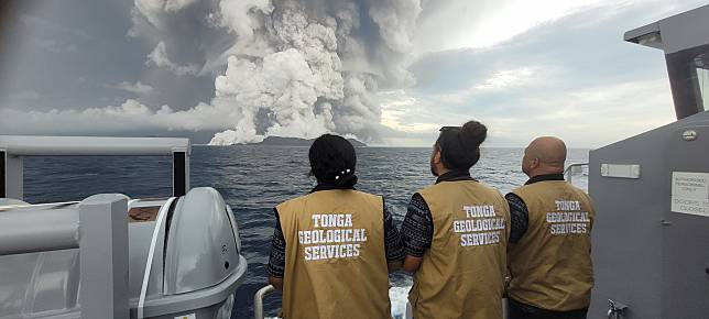 東加王國地質局人員遙望噴發的火山島。圖：FB/Tonga Geological Services