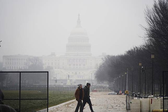 People walk past the U.S. Capitol building in Washington, D.C., the United States, Jan. 19, 2025. (Xinhua/Wu Xiaoling)