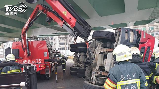 警消人員搶救受困駕駛。（圖／TVBS）