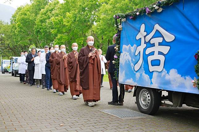 靜思精舍師父引領醫學會送大體老師最後一程