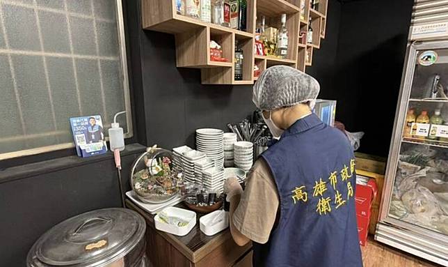 高雄某燒烤店驚見「辣粉醃製蟑螂」，衛生局前往稽查。（高雄市衛生局提供）
