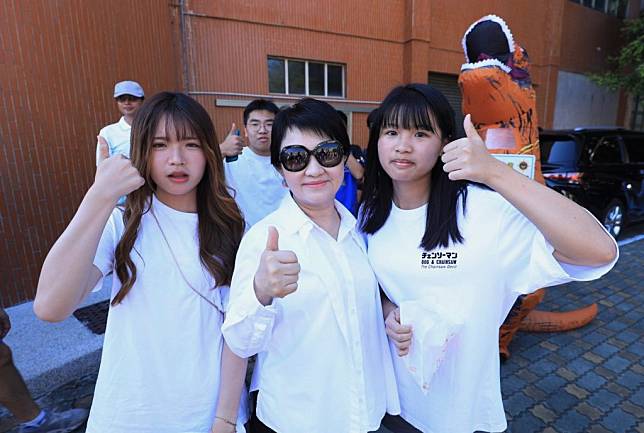 沙鹿高工昨日舉行七十週年校慶，市長盧秀燕開心與學子合影。（記者陳金龍攝）