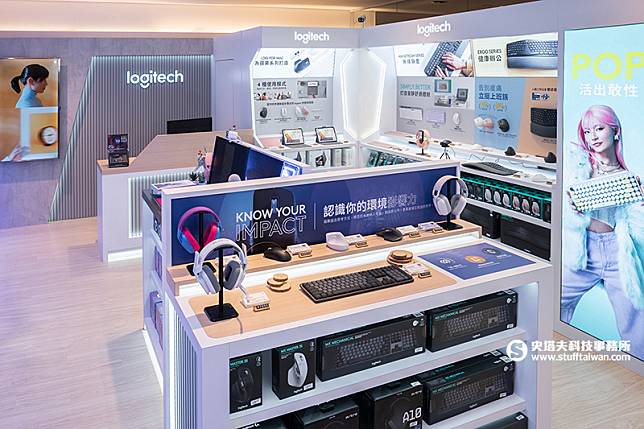 Logi Store 台中新光三越品牌店以高質感灰作為主要基調，傳遞極簡洗鍊的現代風格，創造怡人舒適的購物體驗與空間氛圍