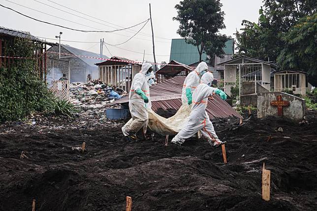 Health staff transfer bodies of victims in Goma, the Democratic Republic of the Congo (DRC), on Feb. 5, 2025. (Photo by Zanem Nety Zaidi/Xinhua)