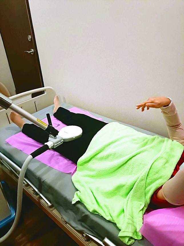 患者接受「磁場治療儀」電磁刺激左大腿肌群。（記者王正平翻攝）