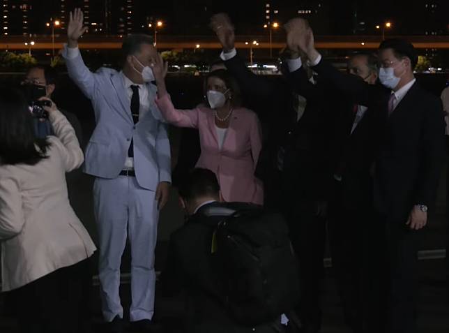 美國國會議長裴洛西(中)2日搭乘專機於晚間22時43分降落松山機場，外交部長吳釗燮(右)代表我國政府前往接機。(圖擷自外交部直播)