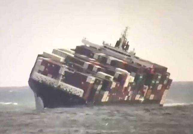 中華民國船長公會理事長丁漢利15日分享一段貨櫃船在海上發生嚴重橫搖的驚險影片，引發熱議。(圖翻攝自臉書「海洋首都中的航海家」)