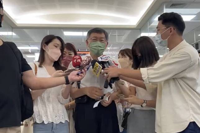 台北市長柯文哲不滿陳時中提器捐案，氣得直嗆「陳時中不要老是激怒我」、「實在想罵髒話」。(台北市政府提供)
