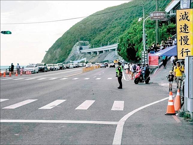 南迴多良火車站等景點春節期間採車道分流管制，禁止斜插停放車輛。(記者陳賢義翻攝)