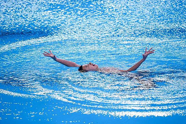 Yang Shunchen of China competes in the artistic swimming men's solo technical final at the 2024 Doha World Aquatics Championships, Feb. 5, 2024. (Xinhua/Du Yu)