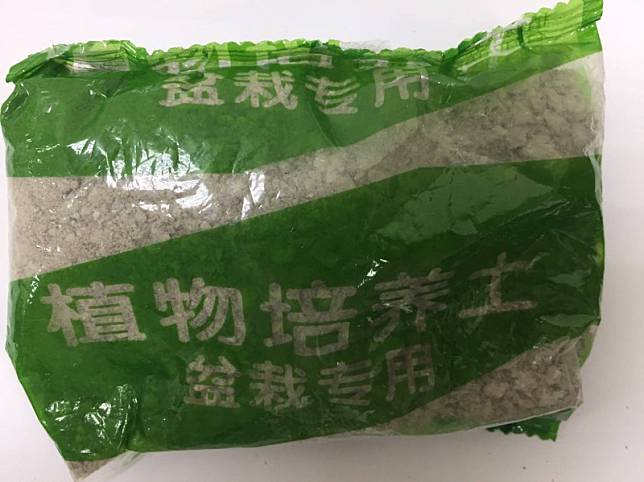有台灣民眾無緣無故收到自中國寄送之植物培養土 。(防檢局提供)