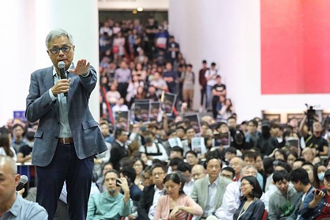 HKUST president Wei Shyy meets students to discuss fatally injured student Chow Tsz-lok. Photo: Dickson Lee