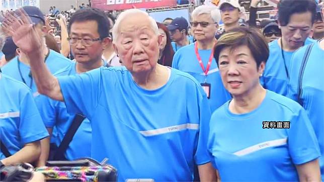 台積電創辦人張忠謀，與現任妻子張淑芬鶼鰈情深。圖／台視新聞（資料畫面）