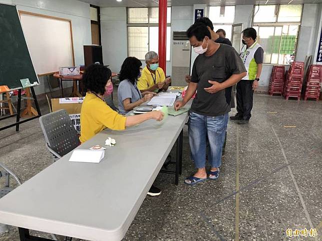 民進黨內埔及萬丹鄉長提名黨員進行投票。(記者葉永騫攝)