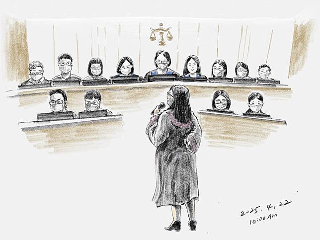 開庭審理第一日，檢察官林于湄向審判席的法官進行開審陳述。（插畫／陳靖宜）