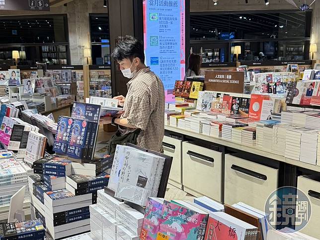 黃豪平帶著口罩、夜間現身誠品書店。（讀者提供）