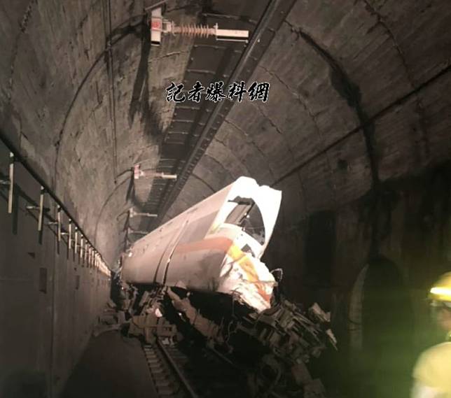 ▲今（2）日台鐵408次太魯閣列車在花蓮大清水隧道擦撞隧道壁出軌，而車頭照片也隨之曝光。（圖／翻攝自 記者爆料網）
