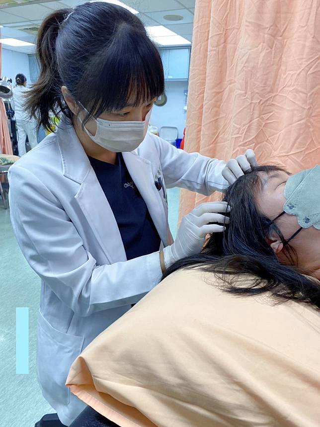 中醫師程瀠萱說，掉髮原因很多，中醫針藥調理加上規律作息、均衡營養等，可改善掉髮問題。（記者葉進耀攝）