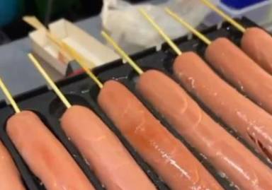 之前引發爭議的夜市澱粉腸店，事發時在登錄平台竟查不到資料］。（圖／Threads@_honest_chicken）