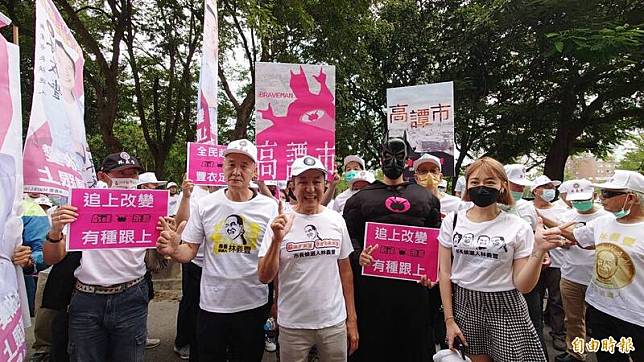 無黨籍台南市長參選人林義豐(左3)今天登記參選，批評台南是治安差、房價高的「現實高譚市」，帶著蝙蝠俠一起現身「拯救」這座城市。(記者洪瑞琴攝)