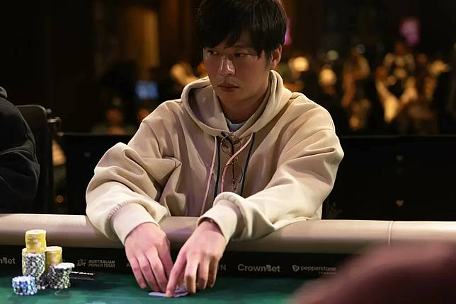 田中圭在澳洲參加撲克大賽，神情專注。翻攝PokerMedia_L3 X