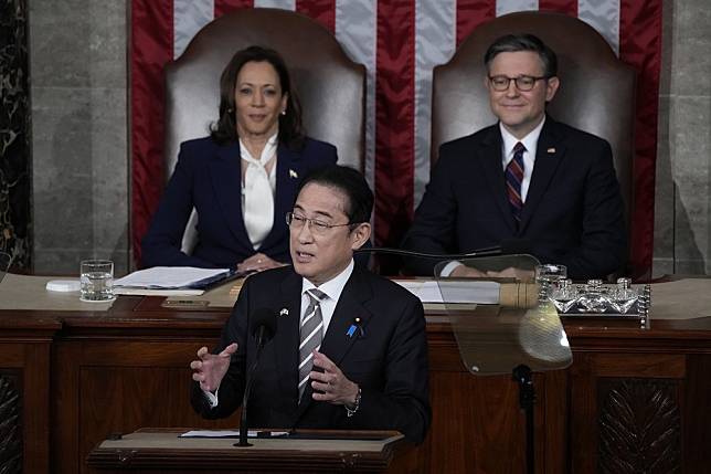 岸田文雄在美國國會發表演說。後排為副總統兼參議院議長賀錦麗（左），眾議院議長強生（右）。（美聯社）