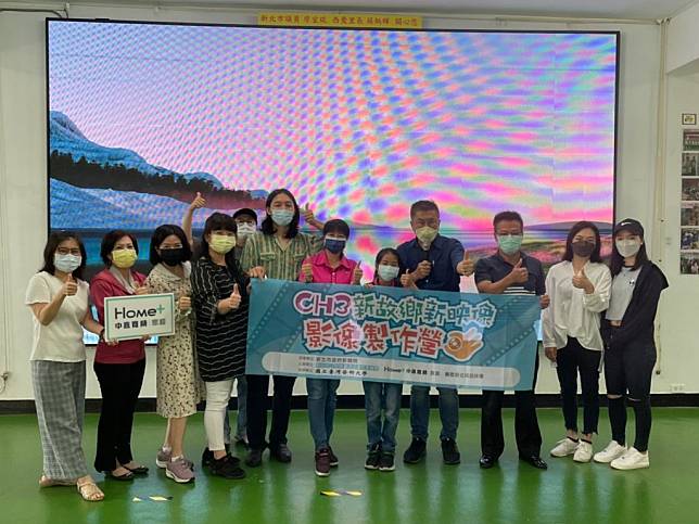 中嘉寬頻／家和與國立台灣藝術大學產學合作，舉行「CH3新故鄉‧新映像」影像製作營，教導新住民用手機拍攝和影片剪輯。（中嘉寬頻家和提供）