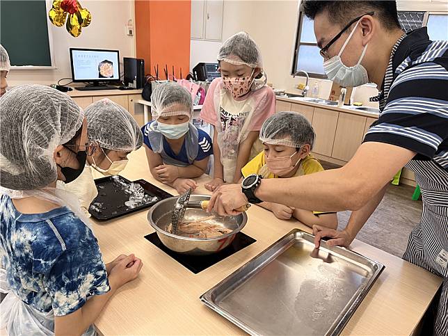 農業部水產試驗所於成功國小推動白蝦食魚教育，川燙白蝦實作。（圖片來源：農業部提供）