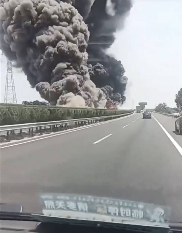 中國山東德上高速聊城段，一輛載運全新電動車的運輸貨櫃車起火燃燒 圖：翻攝自 Ｘ@WEIGUANGZH