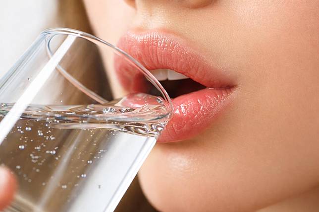 長期、慢性的飲水不足，這種狀態不會讓人立刻倒下，卻會讓器官在日積月累中逐步承受壓力。（示意圖／AI生成）