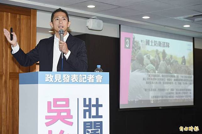 吳怡農在13日的政見發表會上力挺「兵役延長」，同時主張建立國土防衛部隊。(資料照)