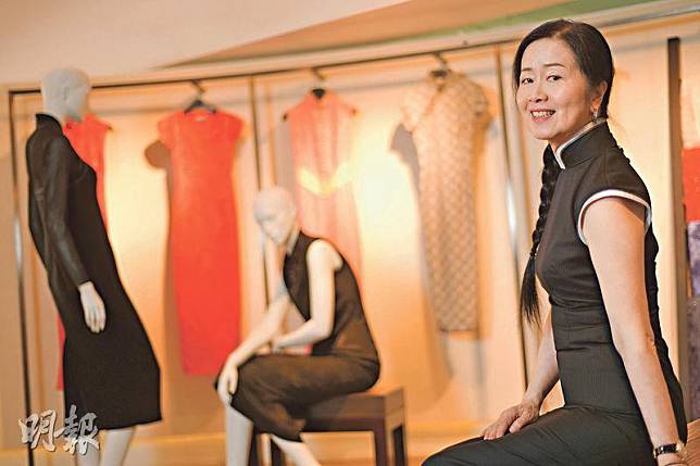 百年長衫——有百年歷史的長衫，隨社會文化演變，變奏多多，亦雅亦俗，塑造出香港都市女性不同面貌。圖為設計師黃惠霞。（黃志東攝）