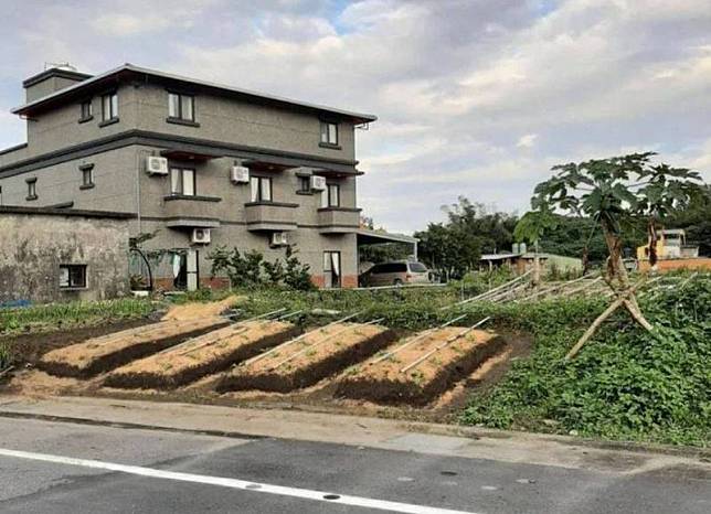 一名網友在宜蘭發現路邊田地被堆起四堆土堆，樣貌有如四條巨大化的米血糕。(擷取自Dcard)