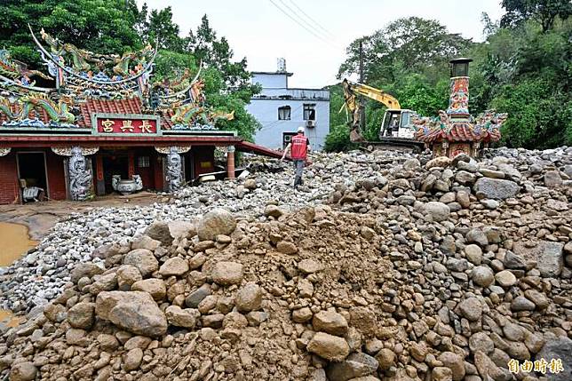 金山區長興宮前發生土石流，一旁民宅也遭土石掩蓋。(記者陳志曲攝)