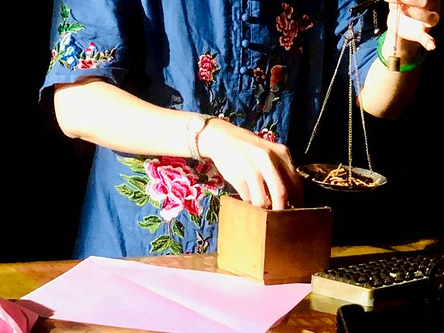 ▲賴淑真的兒子和媳婦也正在考藥師執照，希望讓中藥房發展更多元！（圖/德安堂中藥房）