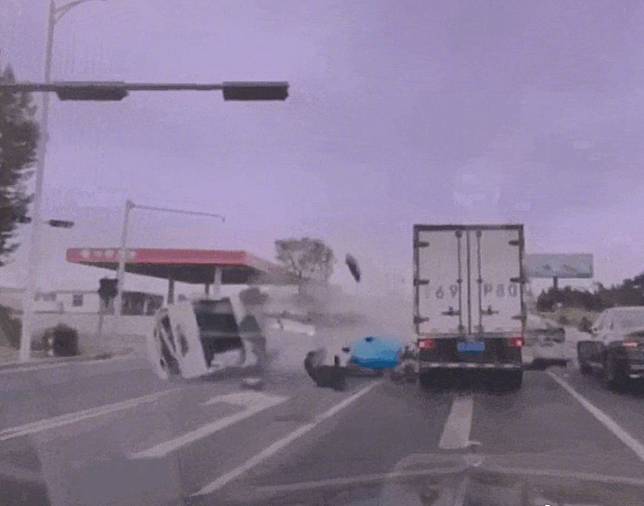 救護車與小轎車相撞的現場曝光。（圖／翻攝自微博）