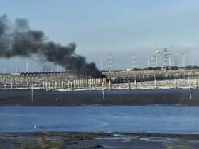 彰濱外海發生「太陽光能電板」火警，警民合力搶救後撲滅火勢，幸無人傷亡，縣府忙防範二次公害。（圖：民眾提供）