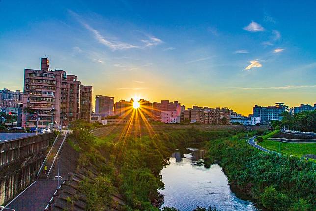 景美河濱公園自行車道伴著夕陽一路飽覽水岸的自然風光。   圖：台北水利處／提供