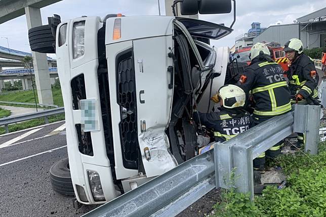 今天（2日）下午1點左右，國道4號潭子系統出口發生翻車事故。（台中消防局提供）