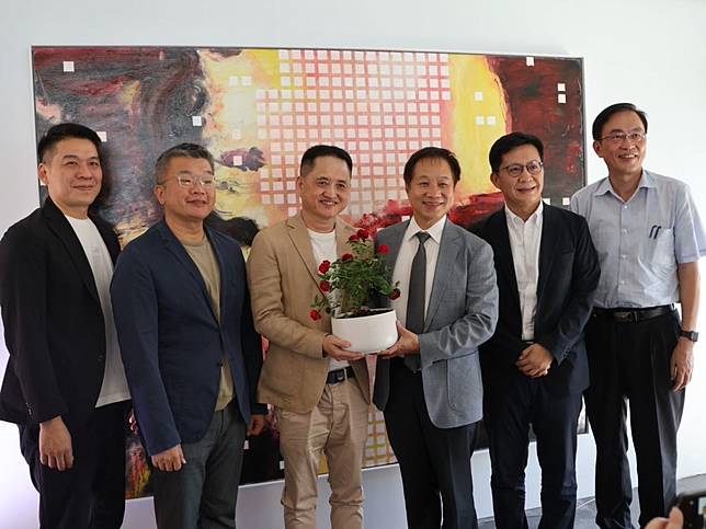 黃騰輝攜手東海發表2025聯名年曆，將捐贈玫瑰園，當明年東海七十歲生日禮物，盼學弟妹勇敢追尋夢想。（圖：東海大學提供）