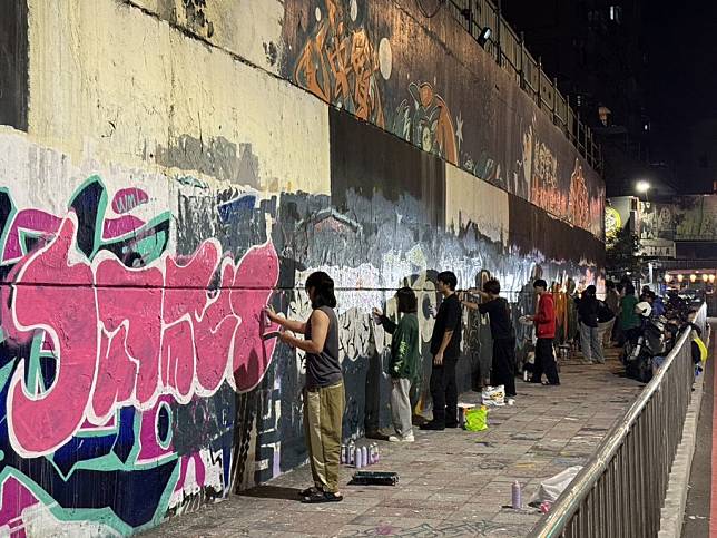 四維地下道兩側是台南合法塗鴉牆，每晚即使到十二點都還聚滿街頭藝術家。（記者陳俊文攝）