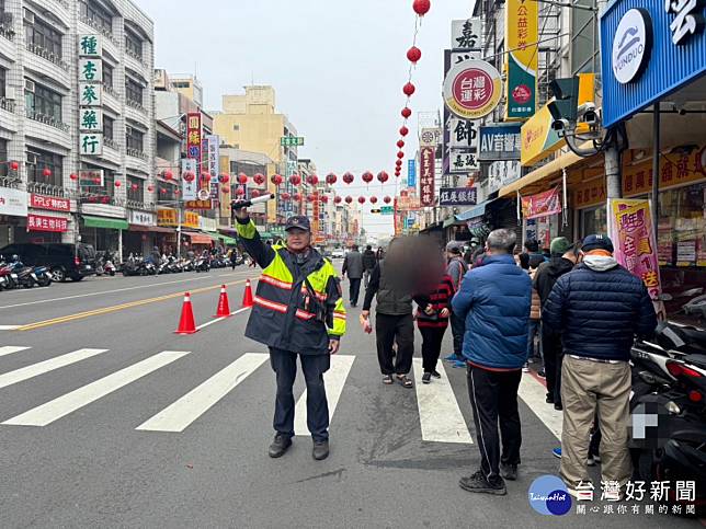 嘉義市政府警察局第二分局在農曆春節前針對傳統市場、著名廟宇周邊路段及觀光景點規劃警力實施交通疏導／林詩涵翻攝