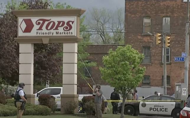 美國紐約州水牛城的一家連鎖超市發生大規模槍擊案，目前已知至少10死3傷。（翻攝CBS Evening News youtube頻道）