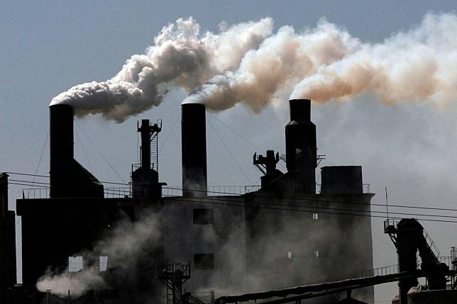 Smoke billows from a factory on the outskirts of Shenyang, northeast China's Liaoning province. Photo: Reuters