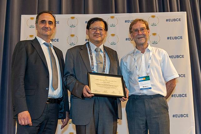 興大老師吳耿東（中）獲歐洲生質物會議海報論文獎。（記者徐義雄翻攝）
